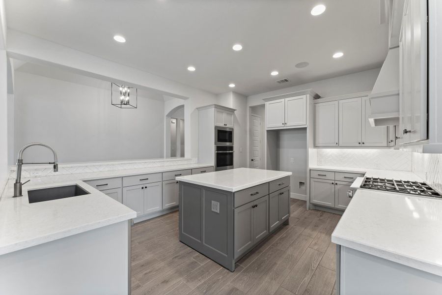 Island kitchen features Butler's pantry and large walk-in pantry. Island kitchen features Butler's pantry and large walk-in pantry.