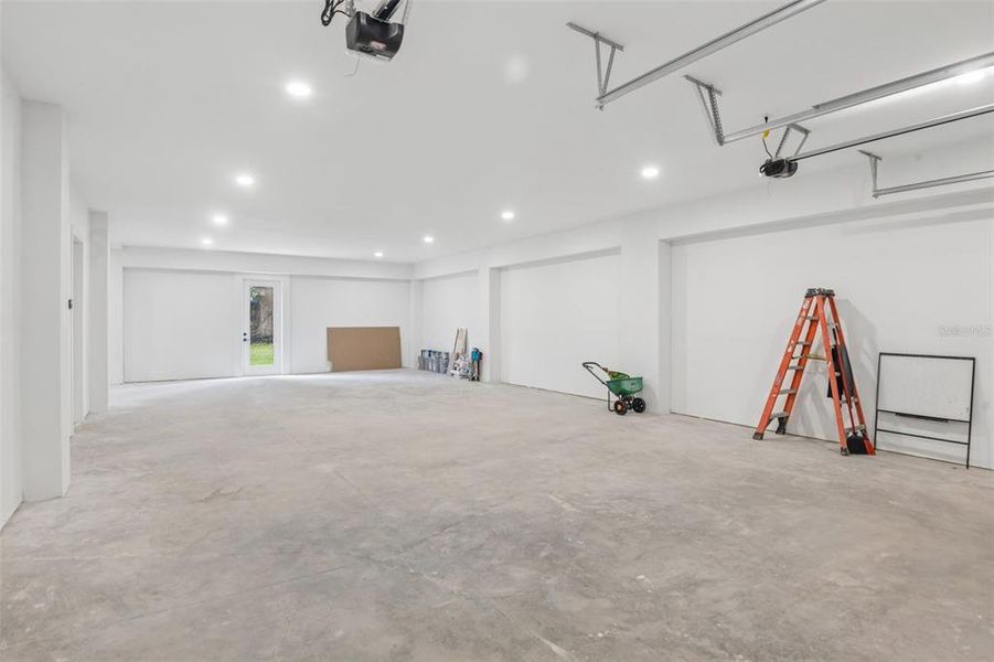 Spacious, unfurnished interior of a new home in , Tarpon Springs (Image 55). Spacious, unfurnished interior of a new home in , Tarpon Springs (Image 55).