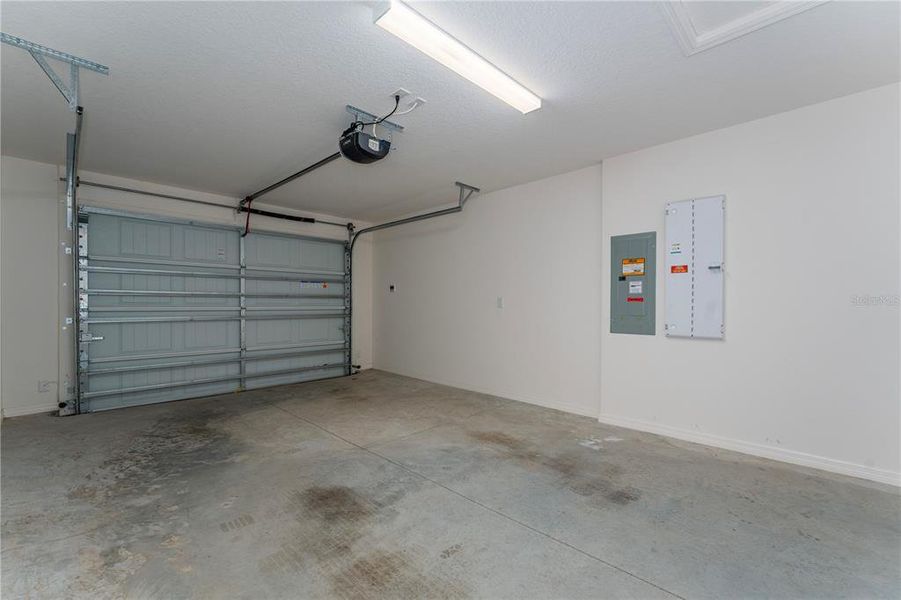 Spacious, unfurnished interior of a new home in , The Villages (Image 20).
