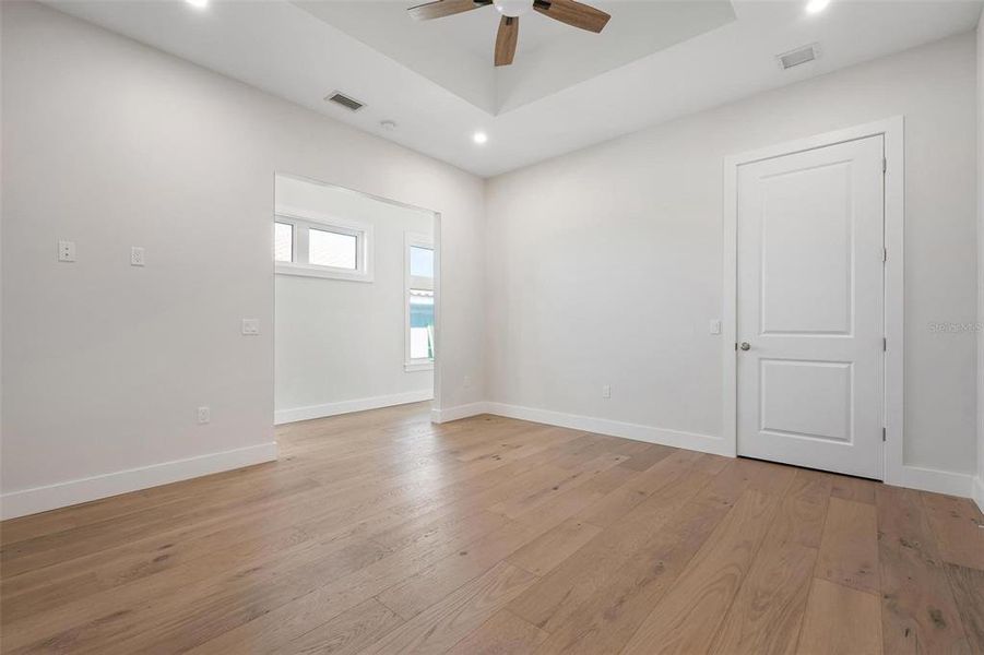 Spacious, unfurnished interior of a new home in , Sarasota (Image 59).