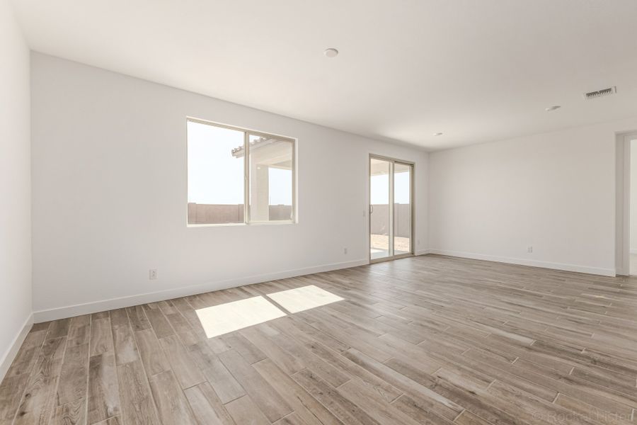 Spacious, unfurnished interior of a new home in Bella Vista Farms, San Tan Valley (Image 8).