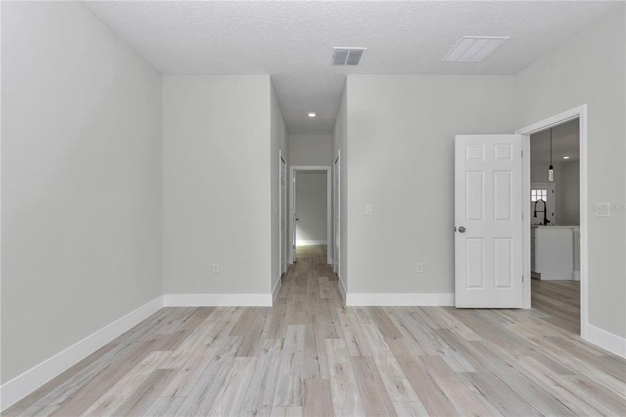 Spacious, unfurnished interior of a new home in , Ocala (Image 41).