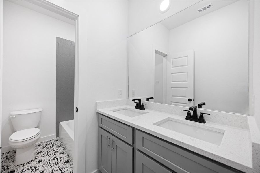 Furnished interior view inside a new home in Kendall Lakes, Alvin (Image 5).