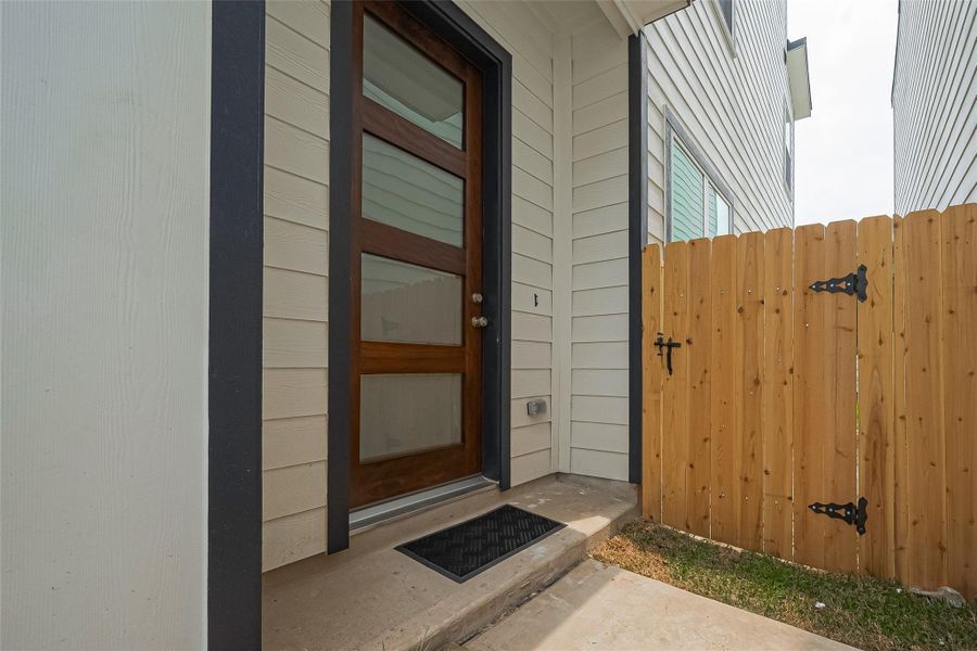 Exterior details and patio area of a home in Regents Court, Houston (Image 3).