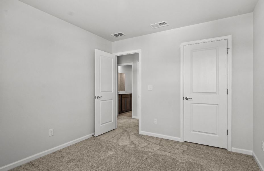 Spacious, unfurnished interior of a new home in Crestview, Spartanburg (Image 26).