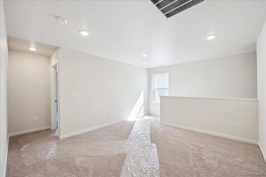 Spacious, unfurnished interior of a new home in Coyote Creek, Fort Lupton (Image 15).