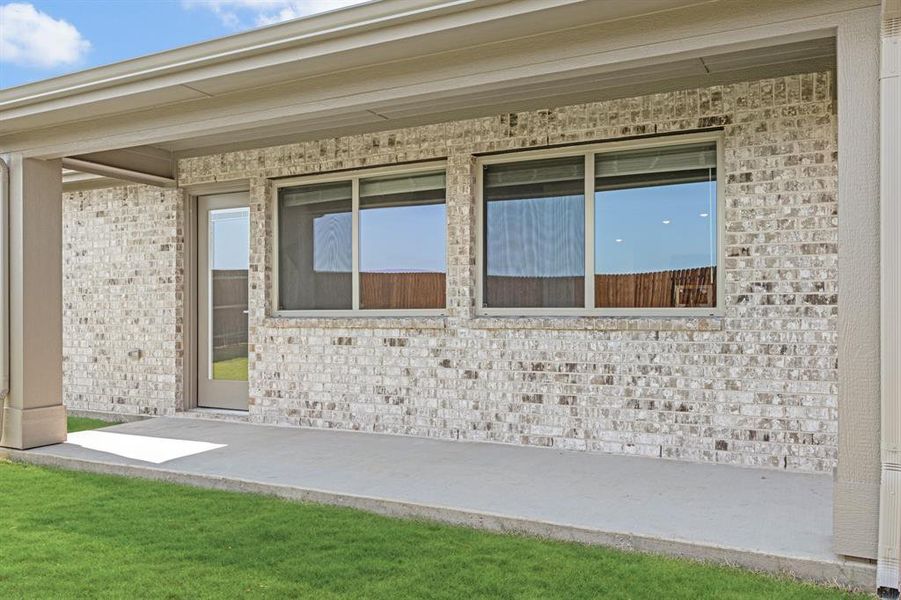 Exterior details and patio area of a home in Eagle Glen Elements, Alvarado (Image 4).