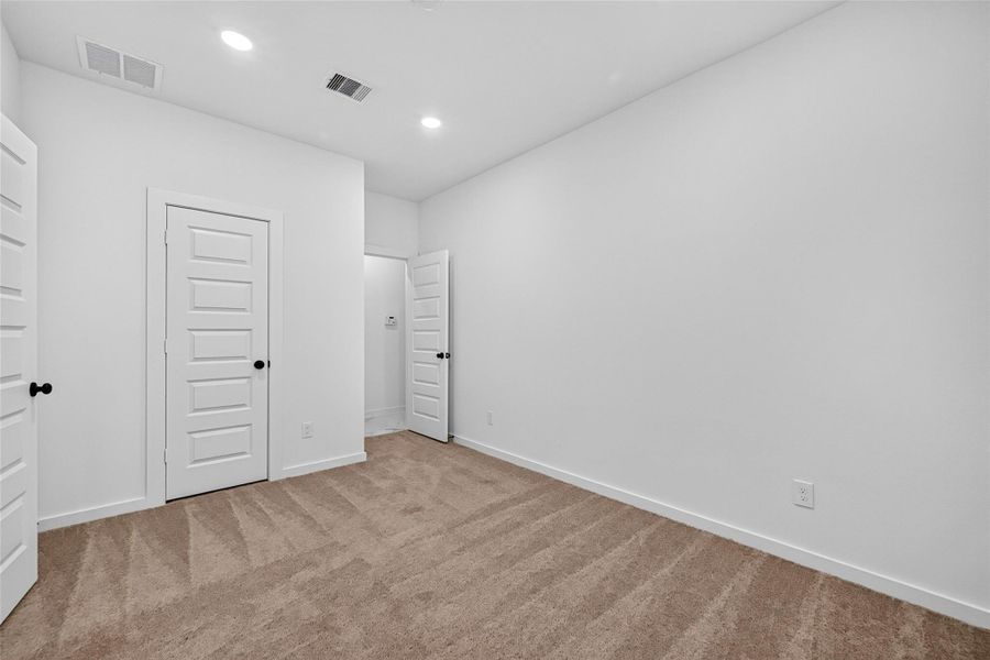 Spacious, unfurnished interior of a new home in Foxtail Palms, Manvel (Image 48).