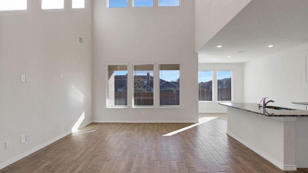 Spacious, unfurnished interior of a new home in Prairie Oaks, Oak Point (Image 14).