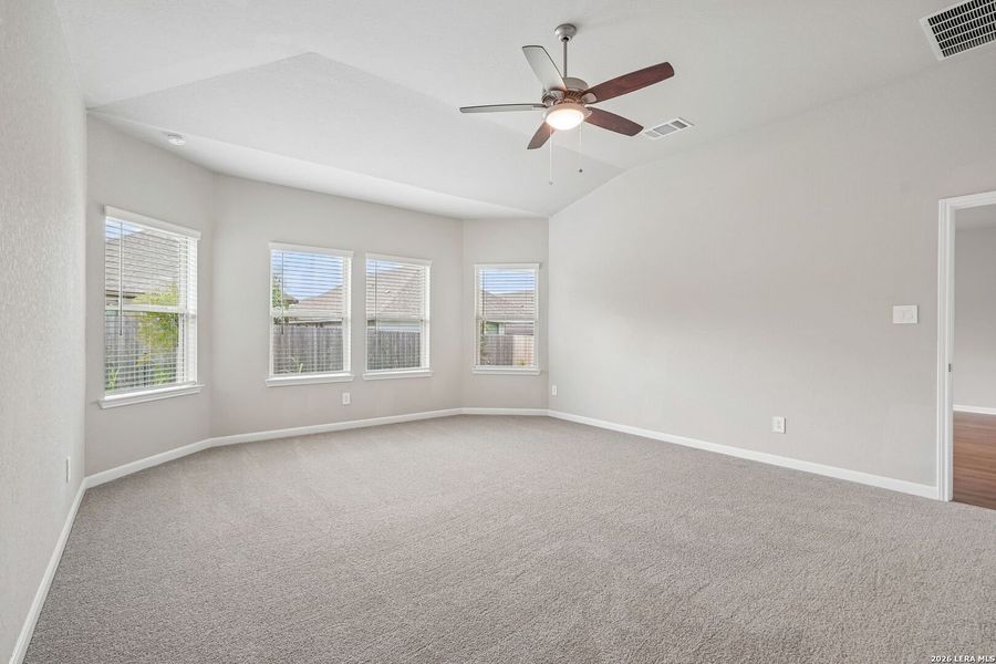Spacious, unfurnished interior of a new home in Arcadia Ridge - Premier Series, San Antonio (Image 38).