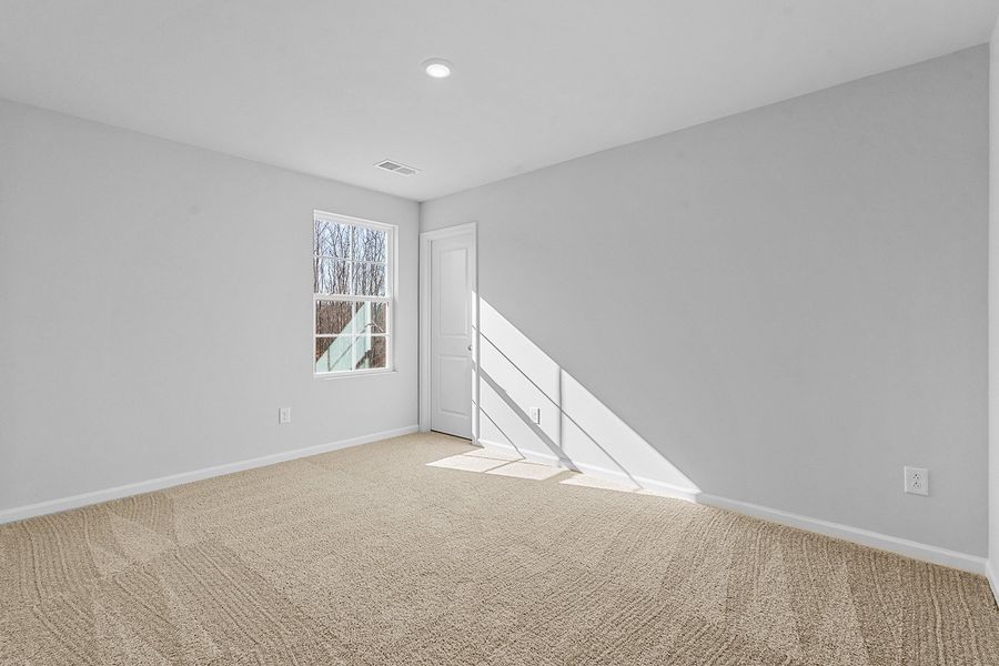 Spacious, unfurnished interior of a new home in Fieldstone, Lexington (Image 40).