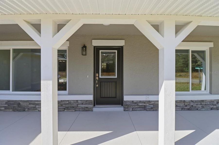 Exterior details and patio area of a home in , Dunnellon (Image 3).