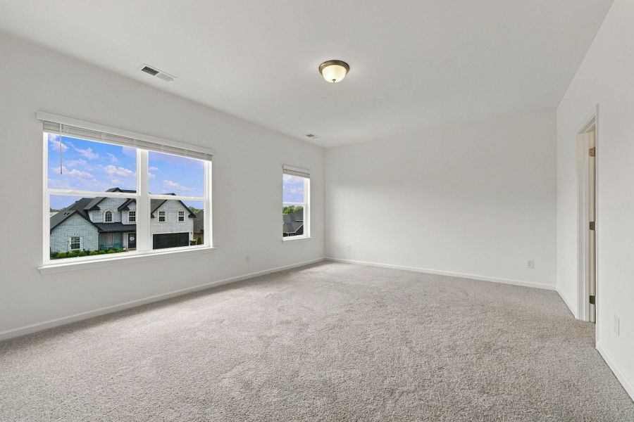 Spacious, unfurnished interior of a new home in The Oaks, Clarksville (Image 32).