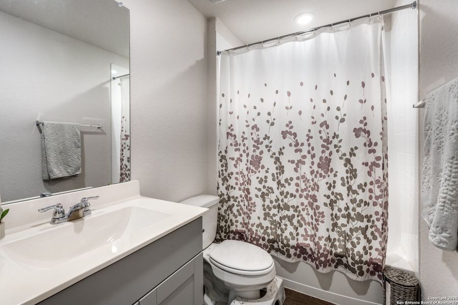 Furnished interior view inside a new home in Heather Glen, New Braunfels (Image 9). Furnished interior view inside a new home in Heather Glen, New Braunfels (Image 9).