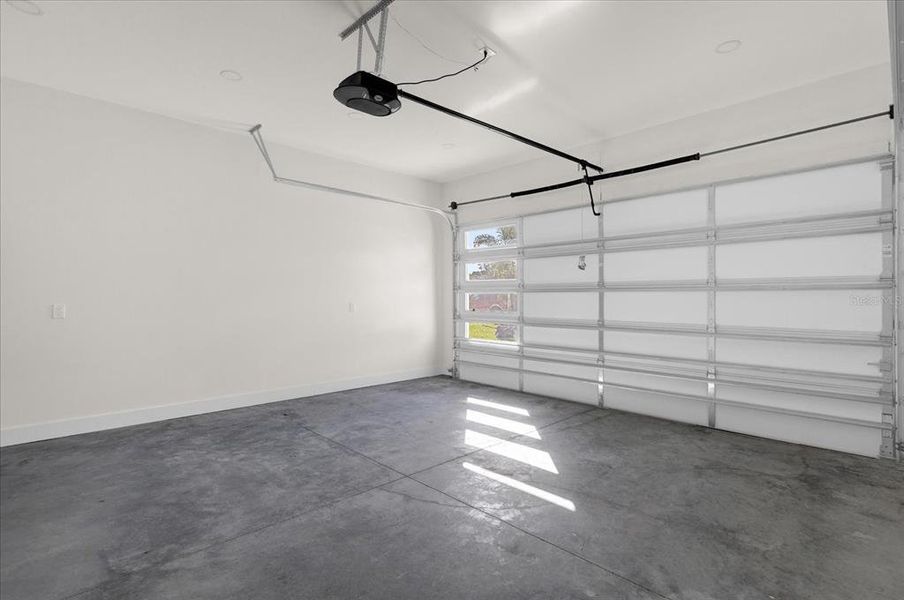 Spacious, unfurnished interior of a new home in , Orlando (Image 60).
