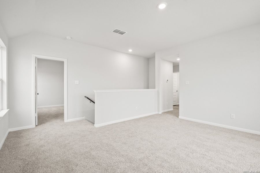 Spacious, unfurnished interior of a new home in Hunters Ranch, San Antonio (Image 18).