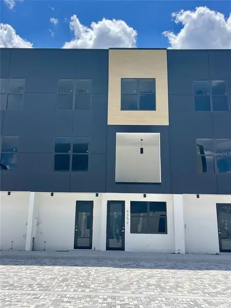 Condo located in Tampa, FL showcasing its design and architecture (Image 3).
