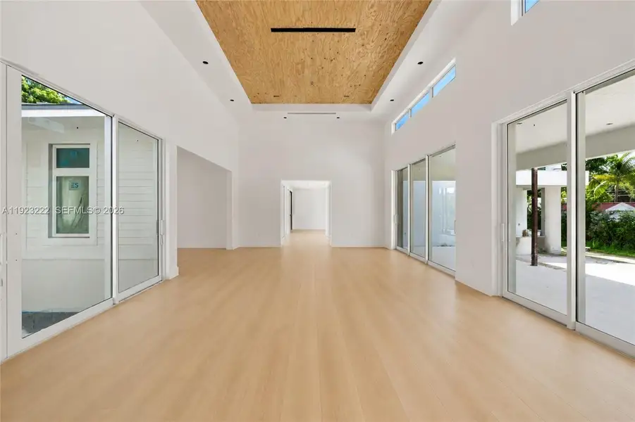 Spacious, unfurnished interior of a new home in , Pinecrest (Image 9).