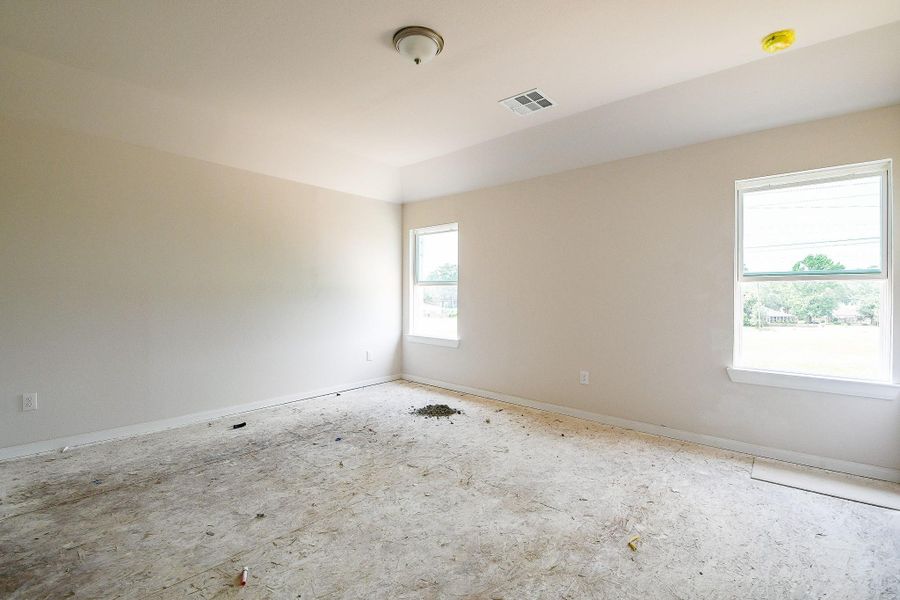 Very spacious room and huge windows that allow ample natural lighing. Very spacious room and huge windows that allow ample natural lighing.