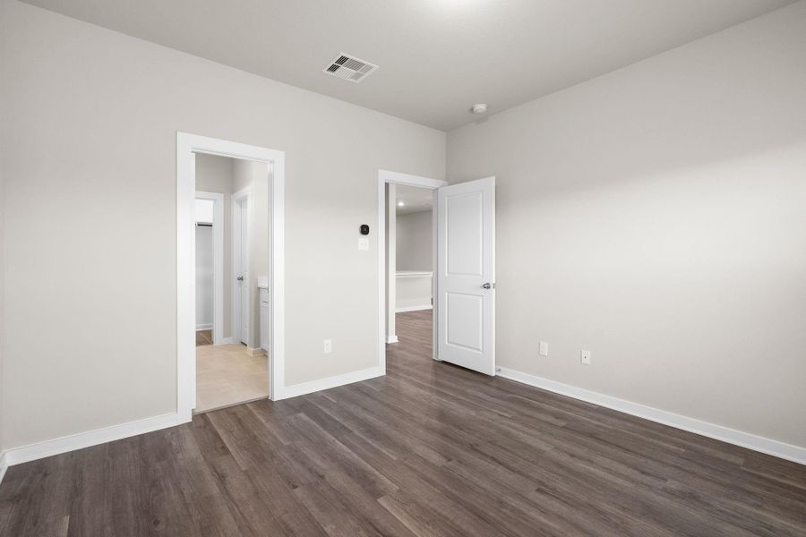 Spacious, unfurnished interior of a new home in Creekhaven, Rosharon (Image 11).