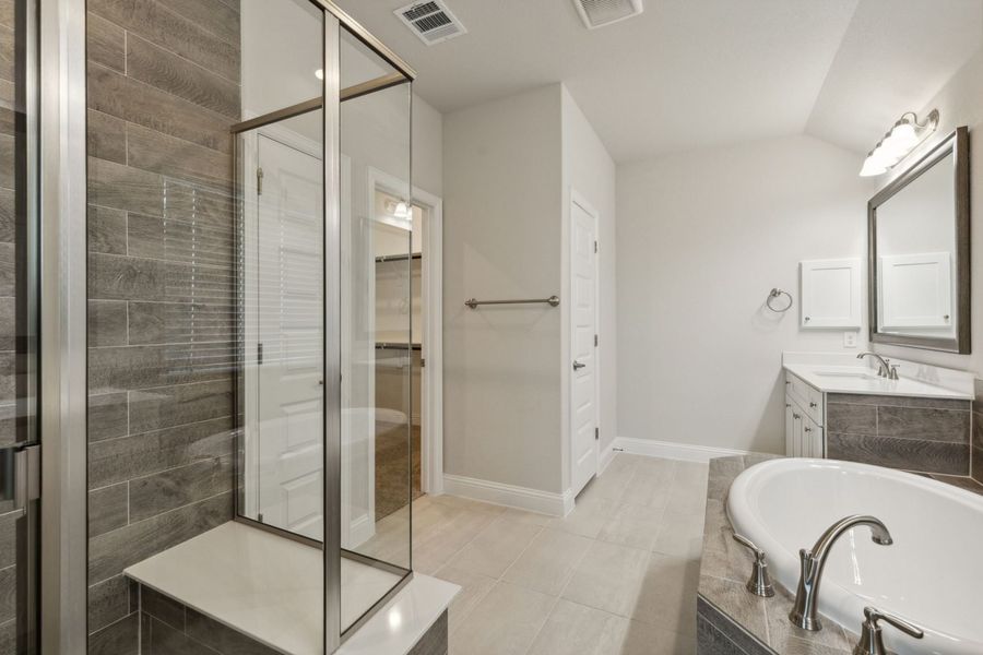 Furnished interior view inside a new home in Oaks of North Grove, Waxahachie (Image 10).
