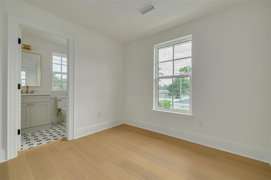 Spacious, unfurnished interior of a new home in , St. Petersburg (Image 35).