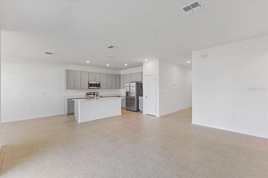 Spacious, unfurnished interior of a new home in Cypress Park Estates, Haines City (Image 11).