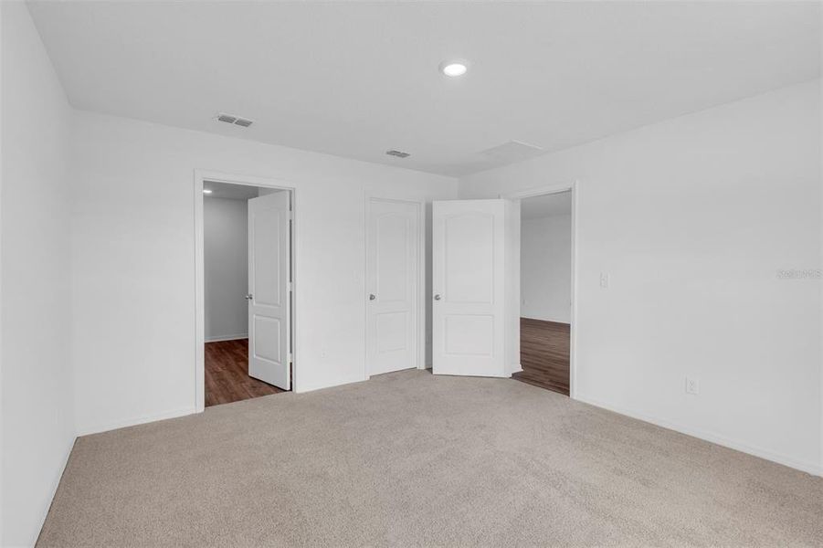 Spacious, unfurnished interior of a new home in Marion Oaks, Ocala (Image 9).