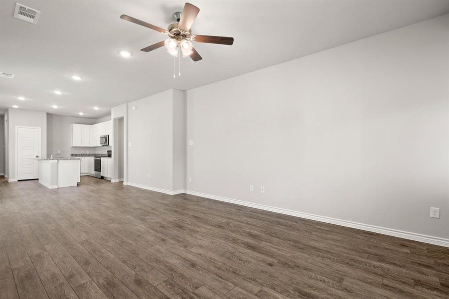 Spacious, unfurnished interior of a new home in Deer Creek, Fort Worth (Image 9).