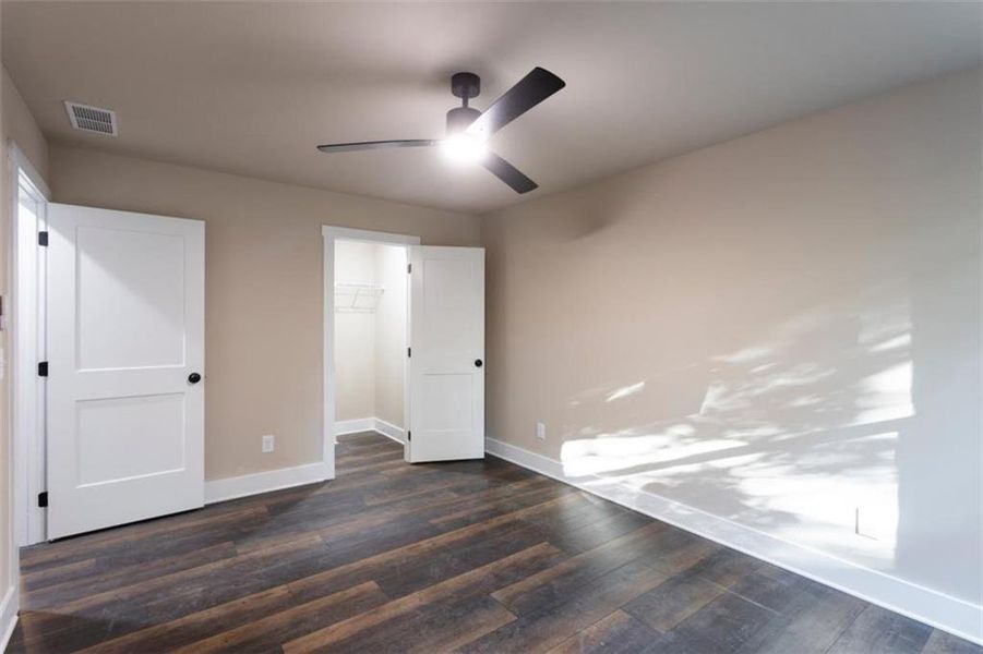 Spacious, unfurnished interior of a new home in , Oxford (Image 15).