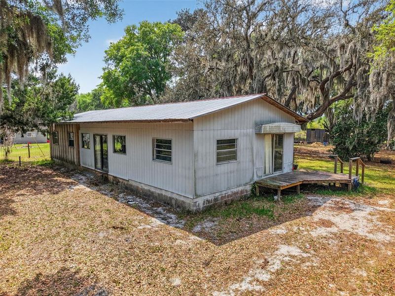 Exterior details and patio area of a home in , Groveland (Image 18).