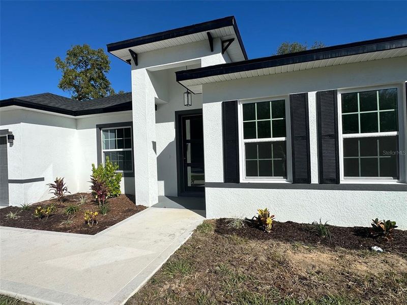 Exterior details and patio area of a home in , Citrus Springs (Image 3).