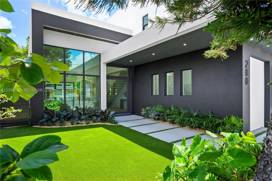 Exterior details and patio area of a home in , Miami (Image 31).