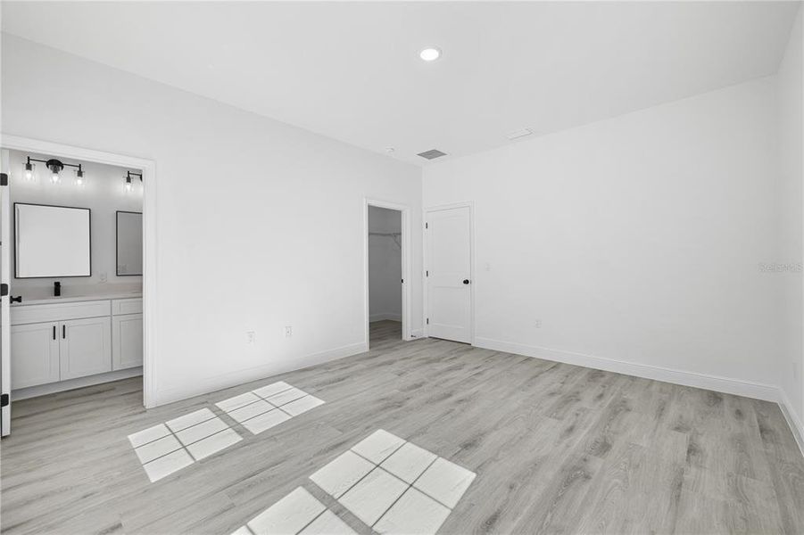 Spacious, unfurnished interior of a new home in , Citrus Springs (Image 19).