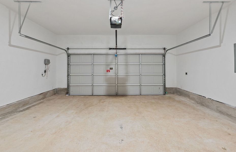 Spacious, unfurnished interior of a new home in Wolf Ranch, Georgetown (Image 42).