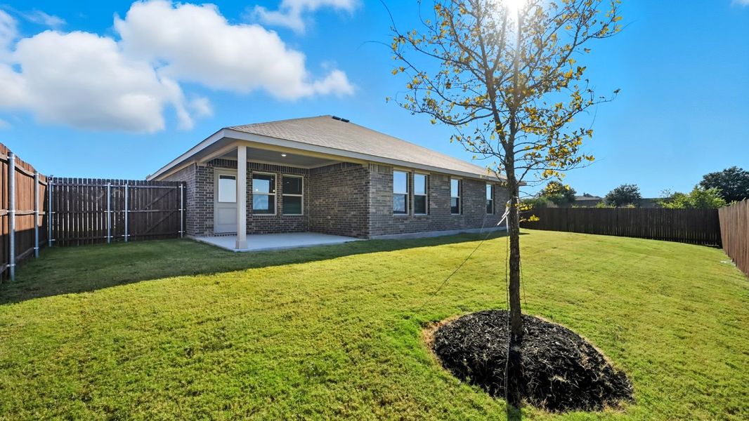 Exterior details and patio area of a home in Legado, Cleburne (Image 2).