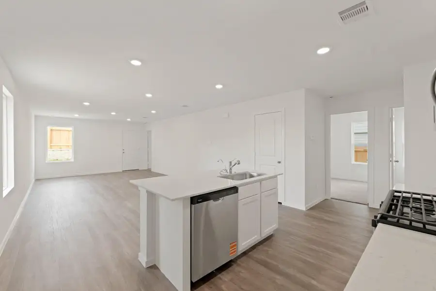Furnished interior view inside a new home in Silverthorne, Conroe (Image 7).