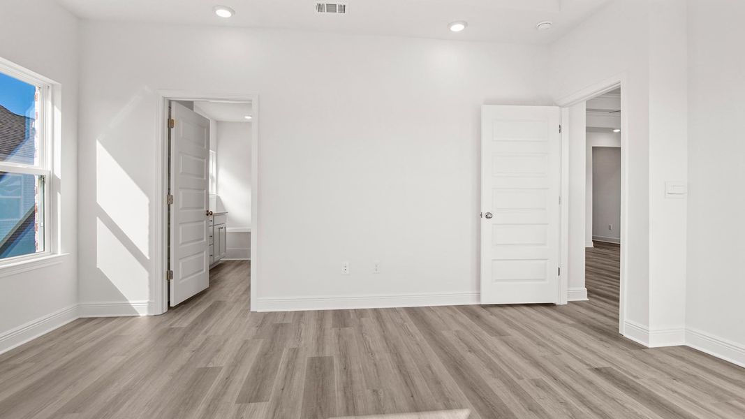 Spacious, unfurnished interior of a new home in Owl's Head Farms, Freeport (Image 21).