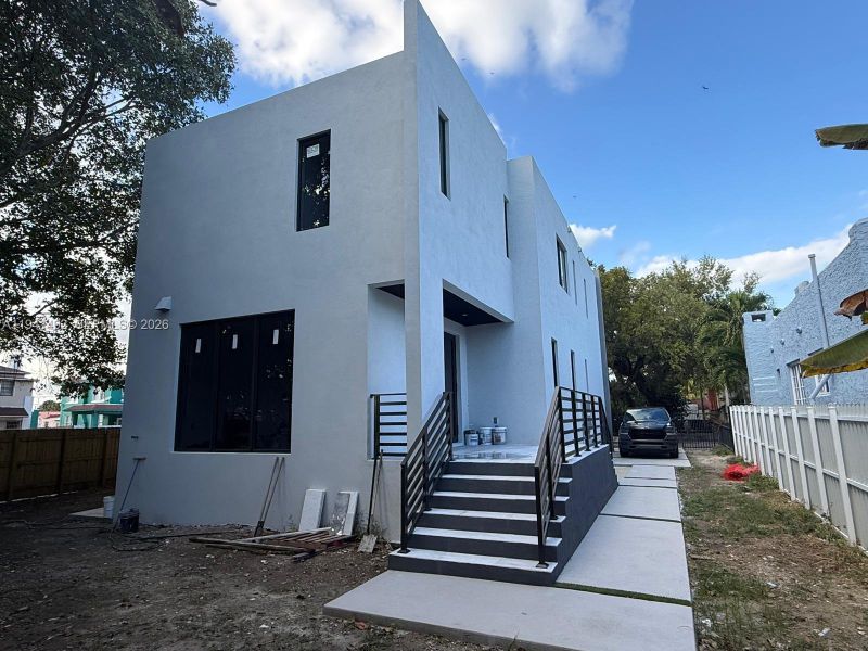 Exterior details and patio area of a home in , Miami (Image 16).
