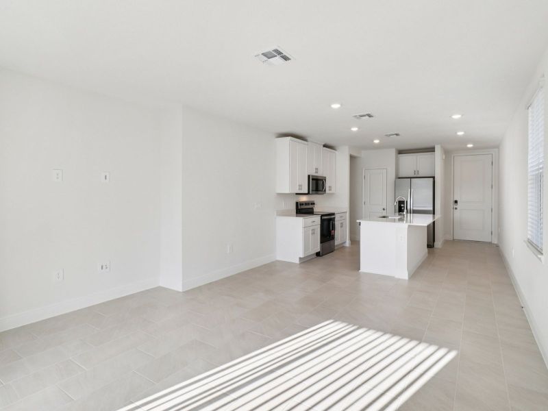Spacious, unfurnished interior of a new home in Springs at Lake Alfred - Classic Series, Lake Alfred (Image 9).