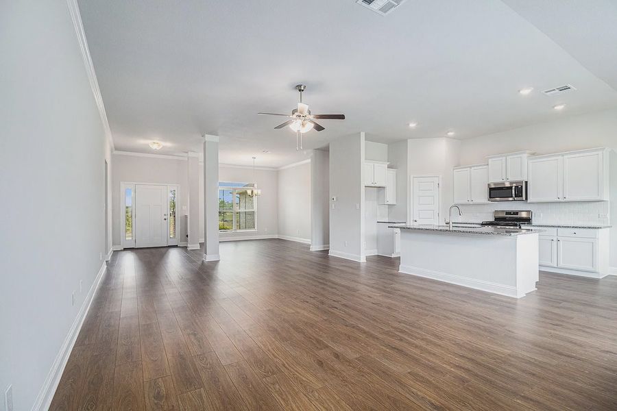 Spacious, unfurnished interior of a new home in Bayou Bend Estates, Dickinson (Image 9).