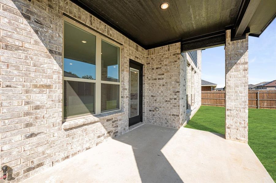 Exterior details and patio area of a home in Sunset Ridge, Alvarado (Image 4).