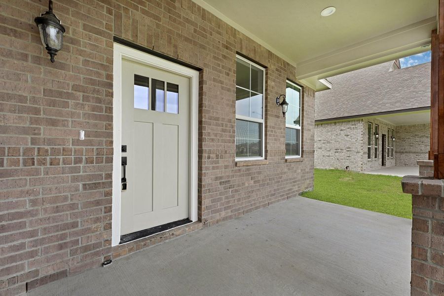 Exterior details and patio area of a home in , Anahuac (Image 14).