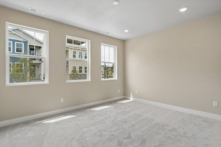 Spacious, unfurnished interior of a new home in Pony Park, Colorado Springs (Image 15).