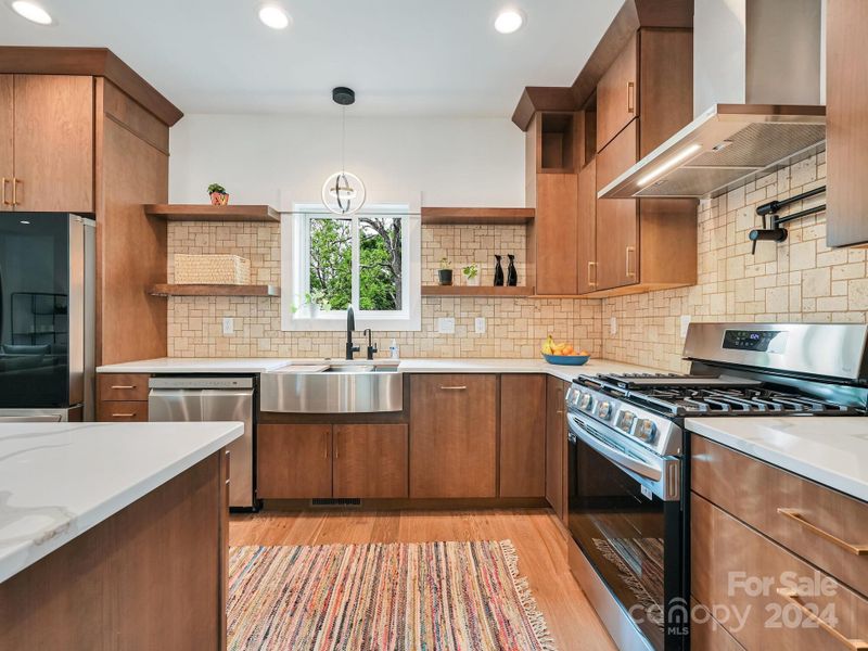 Abundant cabinet and counter space Abundant cabinet and counter space