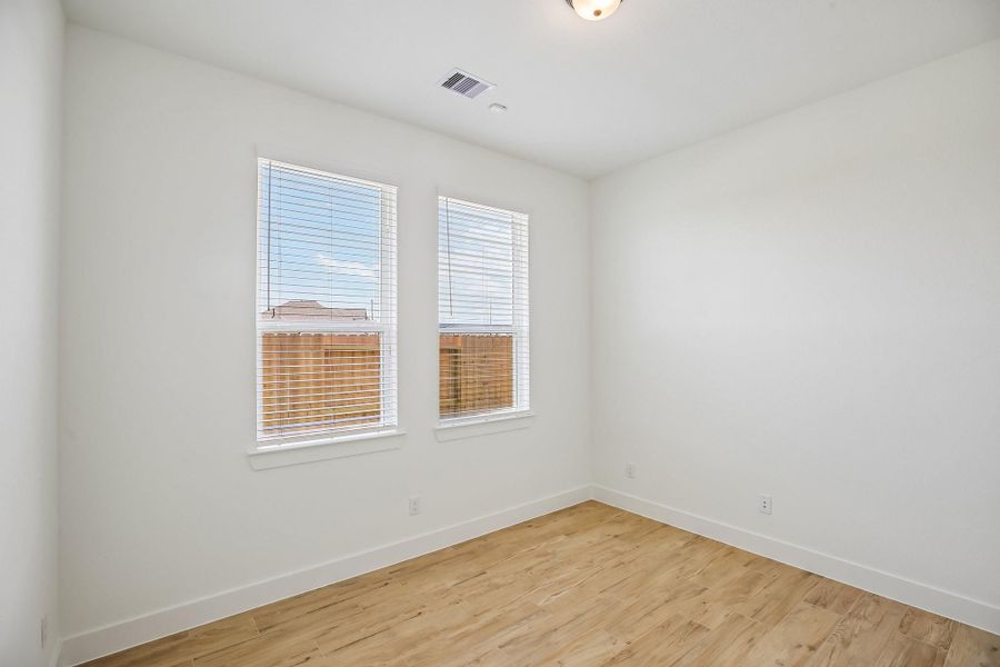 Spacious, unfurnished interior of a new home in , Mont Belvieu (Image 32).