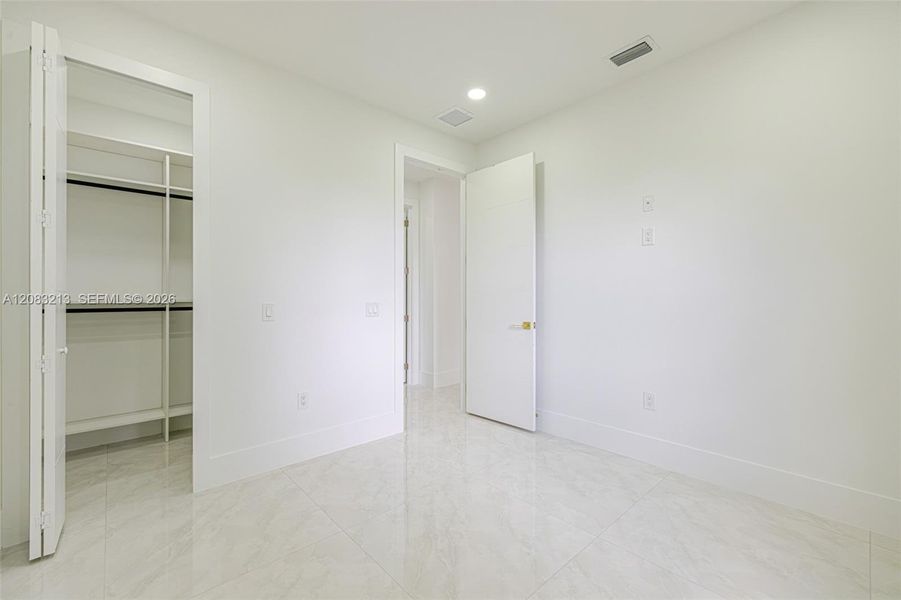 Spacious, unfurnished interior of a new home in , Lehigh Acres (Image 21).