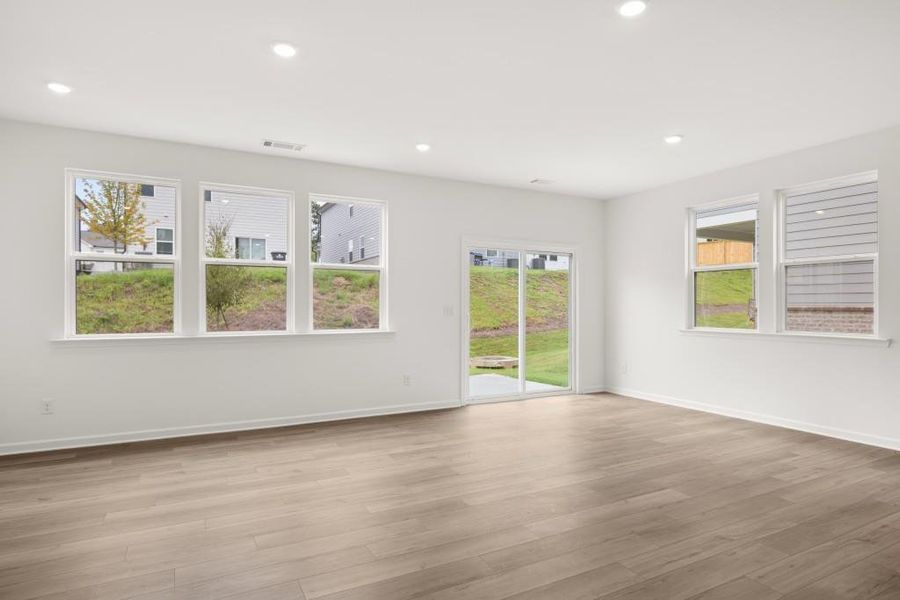 Spacious, unfurnished interior of a new home in Timber Ridge: Timber Ridge 42', Douglasville (Image 32).