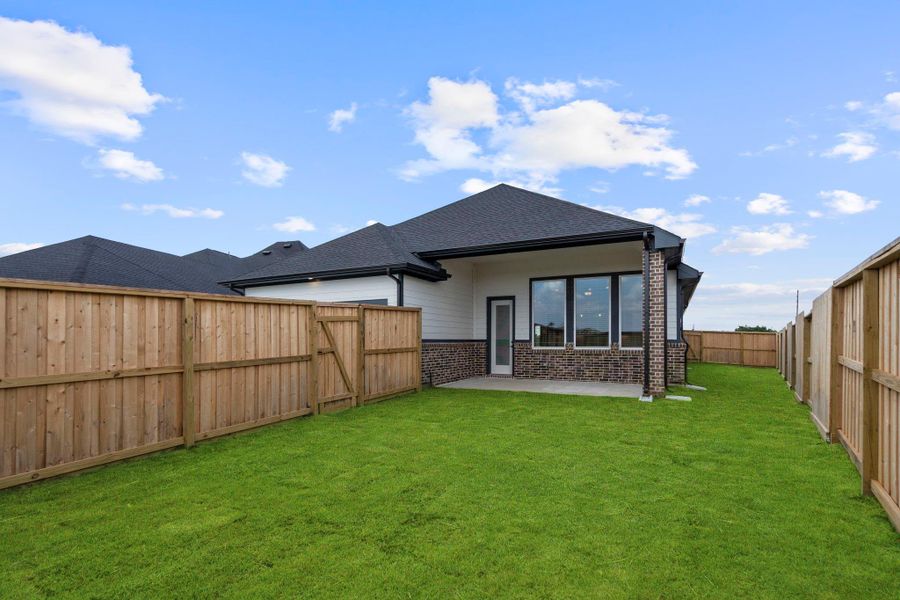Exterior details and patio area of a home in Riceland, Mont Belvieu (Image 4).