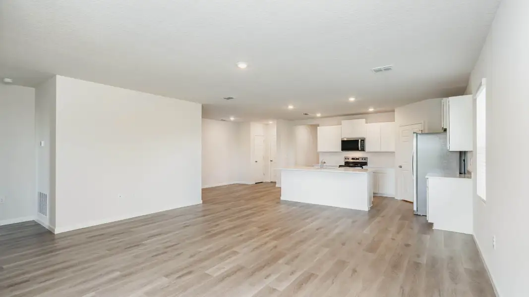 Spacious, unfurnished interior of a new home in Palm Bay, Palm Bay (Image 9).